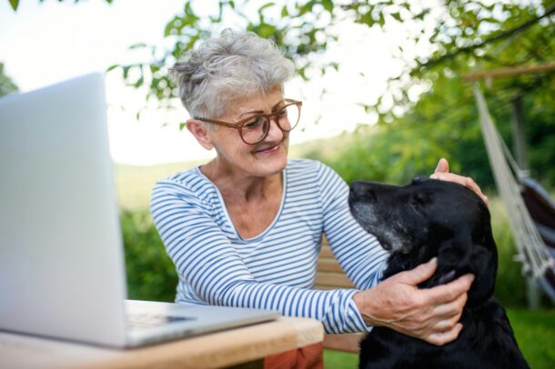 Steuertricks 2025, Dame mit Laptop und Hund im Garten