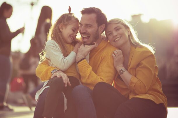 Menschen freuen sich über neue Steuererleichterungen.