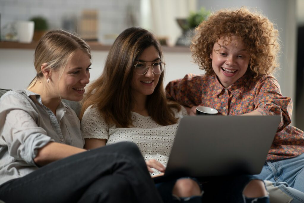 Freunde lachen am Laptop