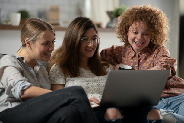 Freunde lachen am Laptop