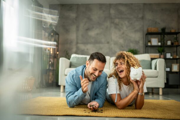 Paar freut sich Sparschwein