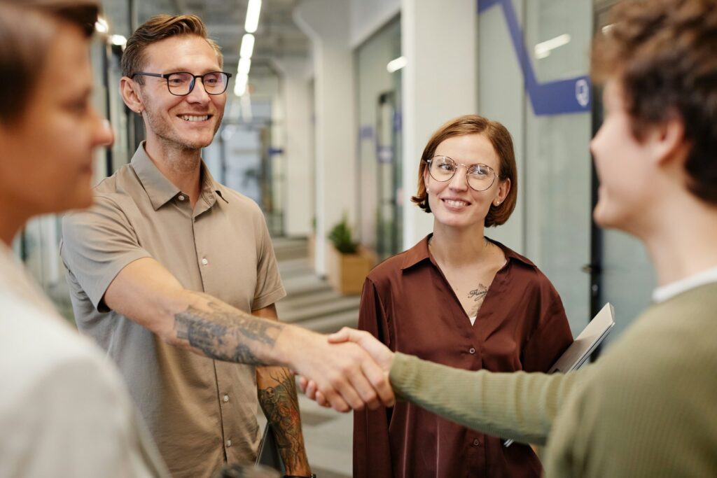 Neuer Mitarbeiter begrüßt team