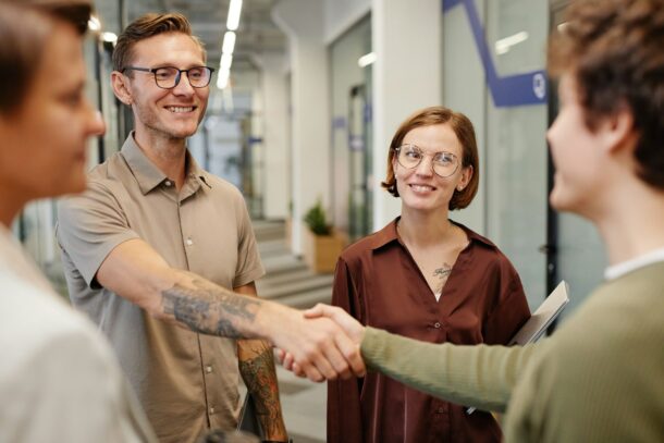 Neuer Mitarbeiter begrüßt team