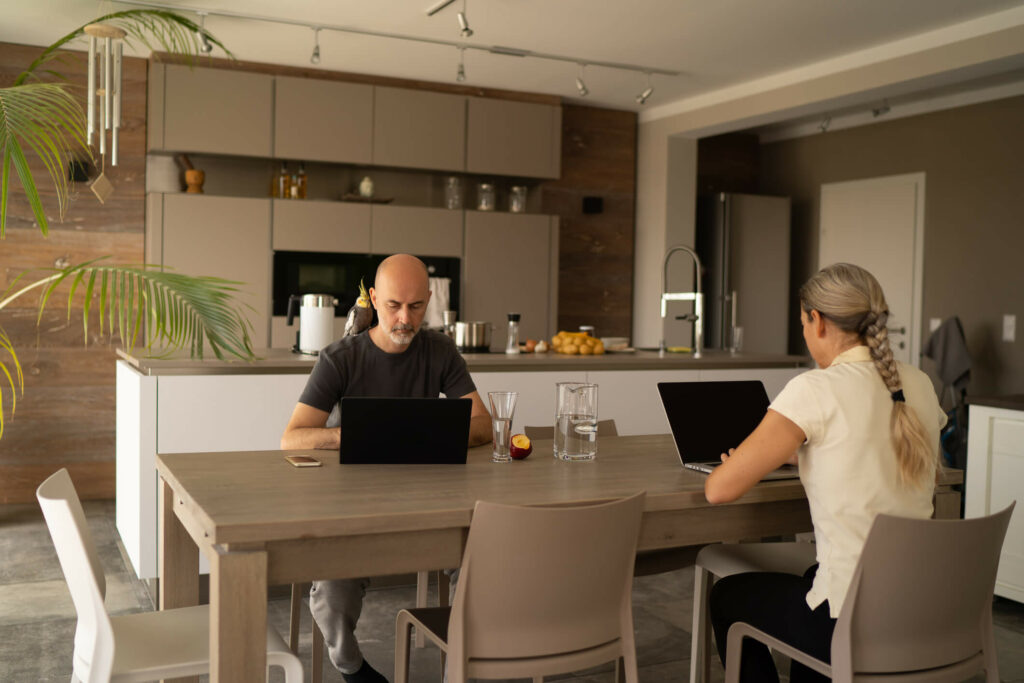 Romantisch vereint, beruflich getrennt? Arbeitszimmer einzeln absetzen!