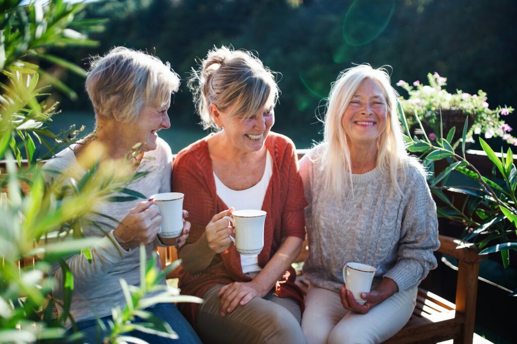 Rentnerinnen im Garten