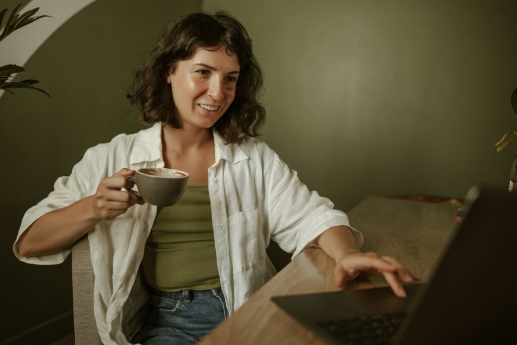 Frau Kaffee Laptop